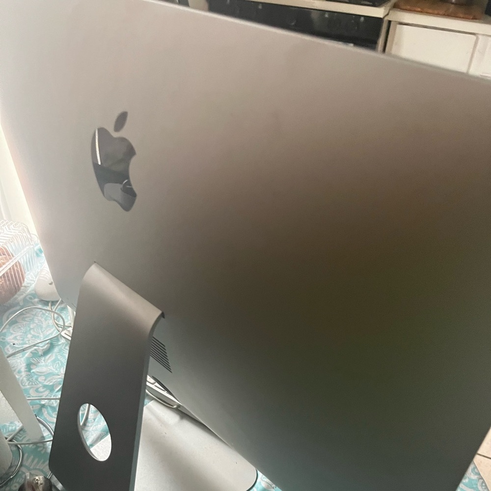 Apple - 21.5" iMac with Retina 4K display - Intel Core i3 8GB Memory - 256GB SSD